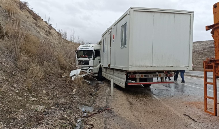 Deprem bölgesine konteyner taşıyan tır kaza yaptı