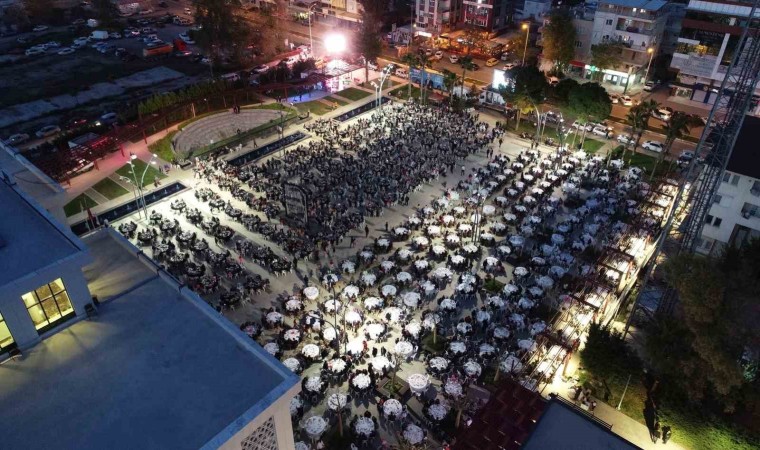 Döşemealtı Kent Meydanı’nda 5 bin kişi aynı anda iftar açtı