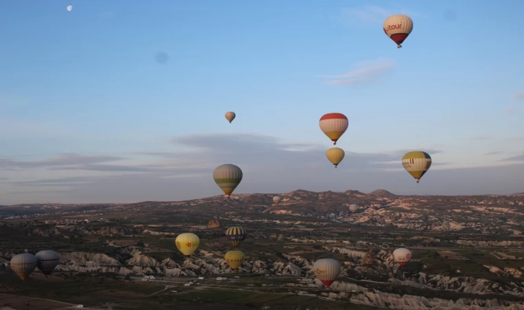 Olumsuz hava şartlarında, Kapadokya’da balonlar Havalanamıyor