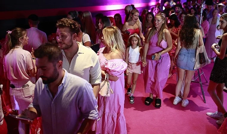 Barbie Pembe Dünyasının Kapılarını Açtı