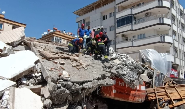 Depremden 215 Gün Sonra Enkazdan Ceset Çıktı