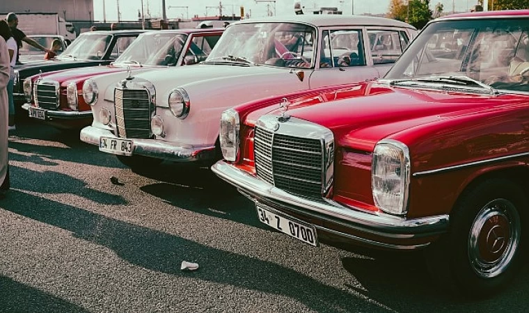 Rengarenk Klasik Otomobillerin Nostaljik Turu