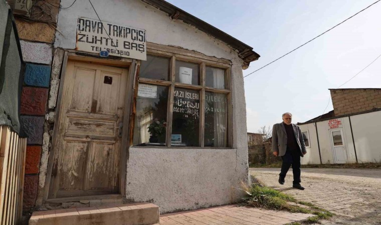 Daktilodan Teknolojiye Rağmen Vazgeçemiyor