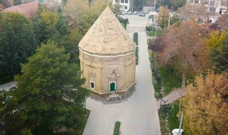 Hüdavent Hatun Türbesi 7 Asırdır Tarihe Meydan Okuyor