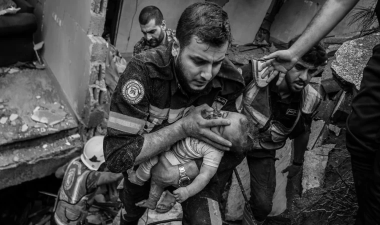 İsrail’in Refah’a Saldırısında Enkaz Altında Kalan Bebek Kurtarıldı