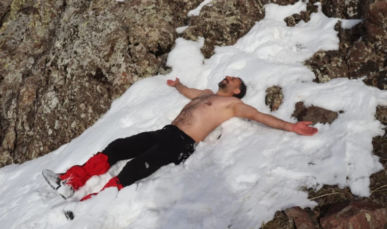 Dağ Tırmanışında kar banyosu yaptı