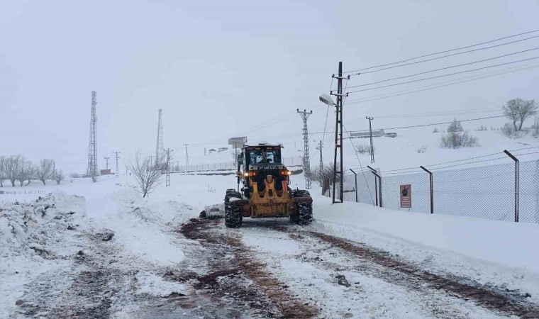 Hakkari’de karla mücadele çalışmaları aralıksız sürüyor