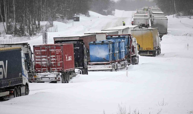 İsveç’te kar esareti: Bin araç yolda mahsur kaldı