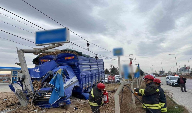 Pancar yüklü kamyon ile kamyonet çarpıştı: 2 yaralı