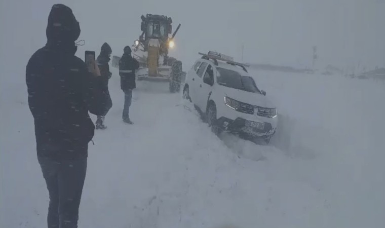 Muradiye’de karda mahsur kalan araçlar kurtarıldı