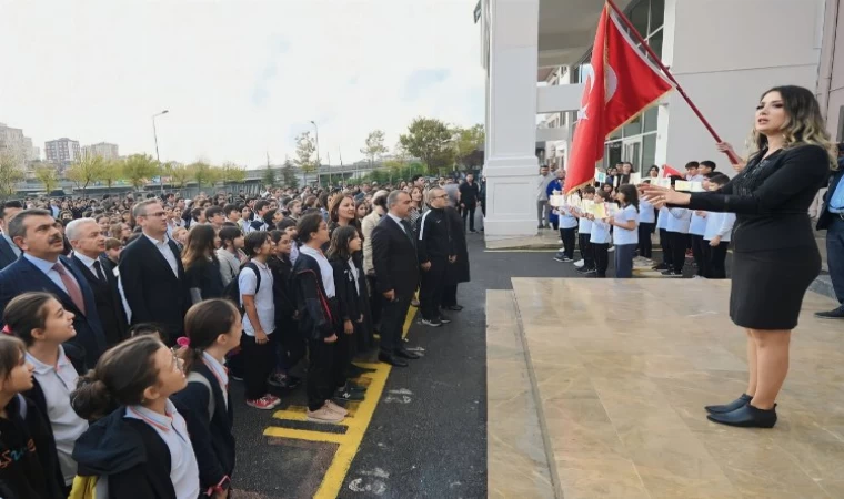 Okullarda şehitler için saygı duruşu