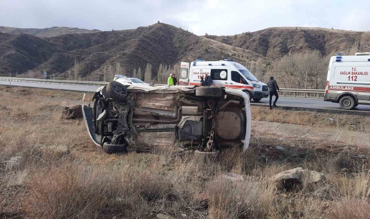 Sivas’ta virajı alamayan otomobil yan yattı