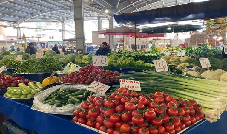 Soğuk hava nedeniyle halk pazarı ilgi görmedi