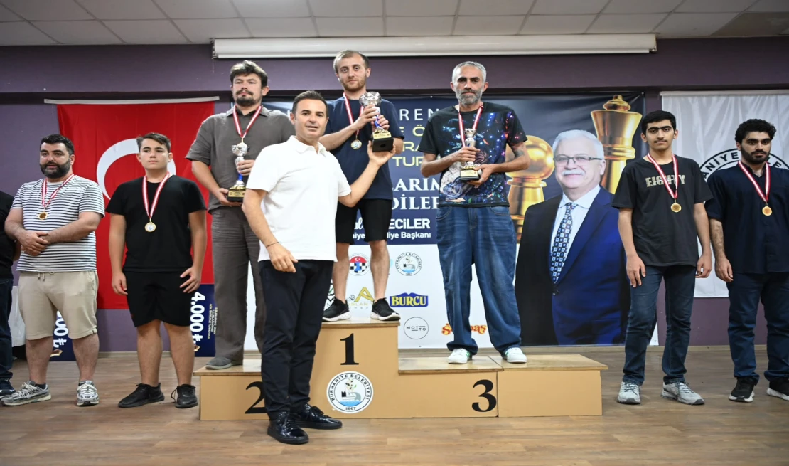 Akın, satranç turnuvası ödül törenine katıldı
