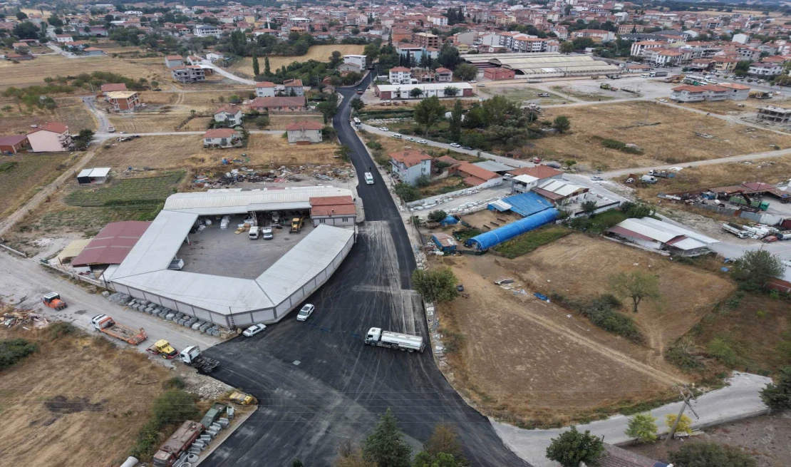 “BAŞKAN LAPANTA SAHADA: İVRİNDİ’DE ASFALT SEFERBERLİĞİ SÜRÜYOR”.