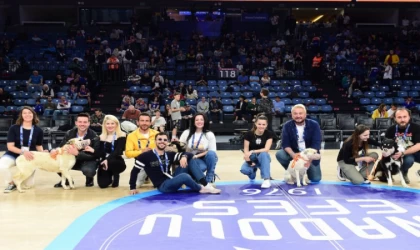 Anadolu Efes depremzede köpekleri ağırladı