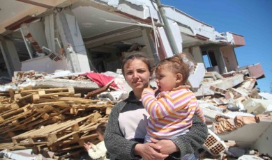 Hatay’da 3 katlı binanın depremde yıkılmasını paletler önledi