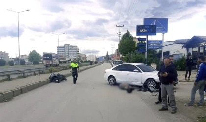 Motosiklet otomobil ile çarpıştı