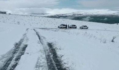 Nisan ayında bastıran kar yolu kapattı: 10 araç mahsur kaldı