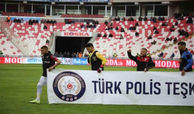 Sivassporlu futbolcular maça polis kıyafetiyle çıktı