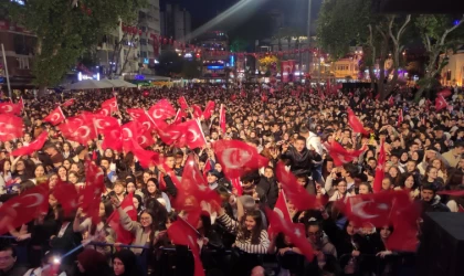 Bandırma'da önce fener alayı sonra konser