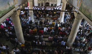 Depremzede çocuklar konserde eğlendi