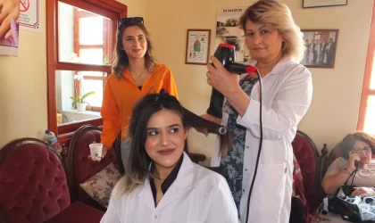Saç bakımı yapan kursiyerler takdir topladı