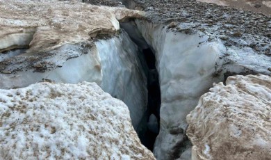 Cilo’da buzul kırıldı, 4 kişi oluşan çukura düştü