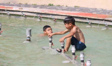 Belediyenin Süs Havuzu Çocukların Aquaparkı Oldu