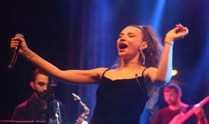 Irmak Arıcı’dan ’Nostalji’ Şovu