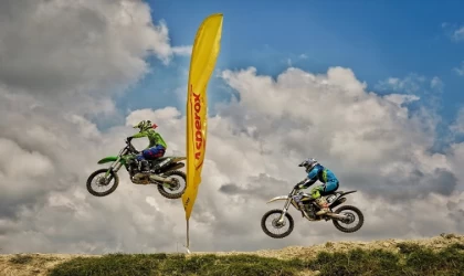 Motosiklette İki Yarış Birden