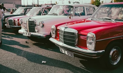 Rengarenk Klasik Otomobillerin Nostaljik Turu