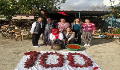 Geleneksel Yöntemlerle Pul Biber Kurutuluyor