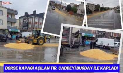 Dorse Kapağı Açılan Tır, Caddeyi Buğday İle Kapladı