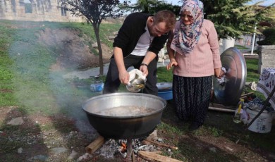 Ömür Akkor Konuralp Pilavı Yaptı