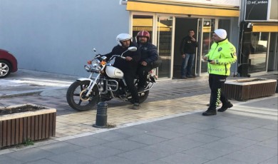 Aliağa’da yaya yolunu kullanan motosikletlilere ceza