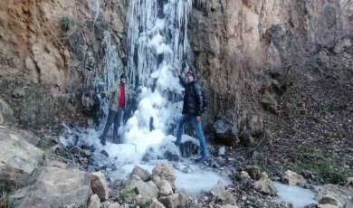 Amasya’da Su Atan Şelalesi buz tuttu