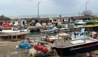 Balıkçı tekneleri deniz suyunun soğumasını bekliyor