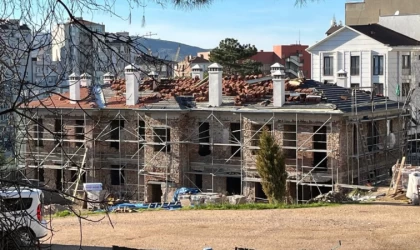 Çürüyen tarihi yapının önce çatısı yapıldı   