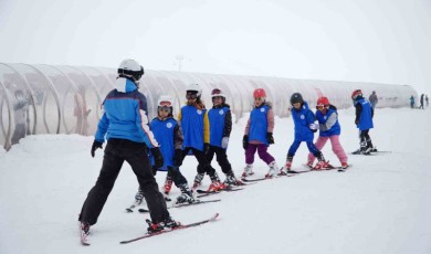 Erciyes Kayak Okulu’nda 200 kişi ilk defa kayak öğreniyor