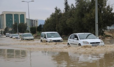 Göle dönen cadde sürücülere zor anlar yaşattı