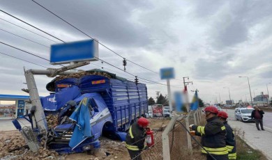 Pancar yüklü kamyon ile kamyonet çarpıştı: 2 yaralı