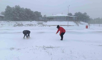 Manisa’nın yüksek kesimlerinde yılın ilk kar yağışı