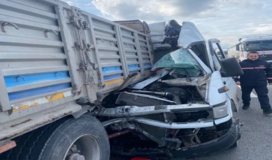 Yalova’da minibüs kamyona arkadan çarptı: 1 yaralı