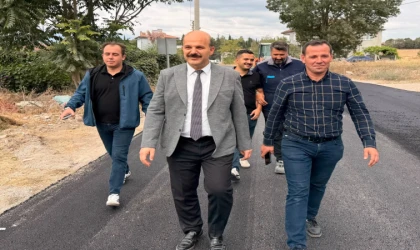 “BAŞKAN LAPANTA SAHADA: İVRİNDİ’DE ASFALT SEFERBERLİĞİ SÜRÜYOR”.