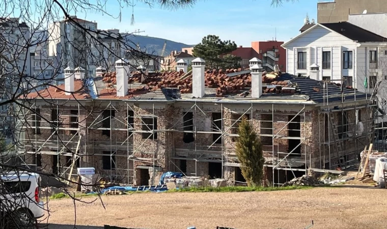 Çürüyen tarihi yapının önce çatısı yapıldı