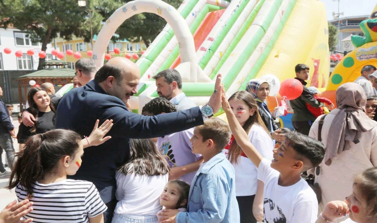 İVRİNDİ’DE BİR İLK: ŞİŞME OYUN PARKURU 23 NİSAN COŞKUSUNA RENK KATTI