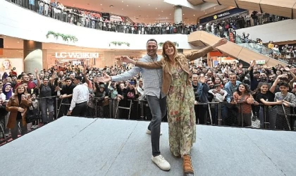 Ali Sunal ve Doğa Rutkay 'Hava Muhalefeti’ filmi için İzmir’de seyirci ile buluştu