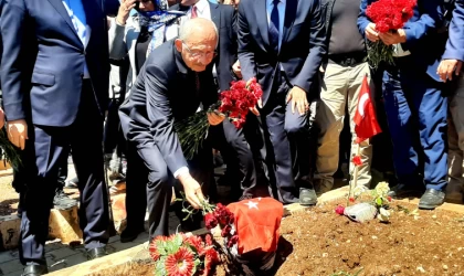 Kılıçdaroğlu, depremzedelerin mezarına karanfil bıraktı