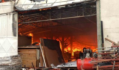 Mobilya atölyesinde başlayan yangın iki atölyeye daha sıçradı